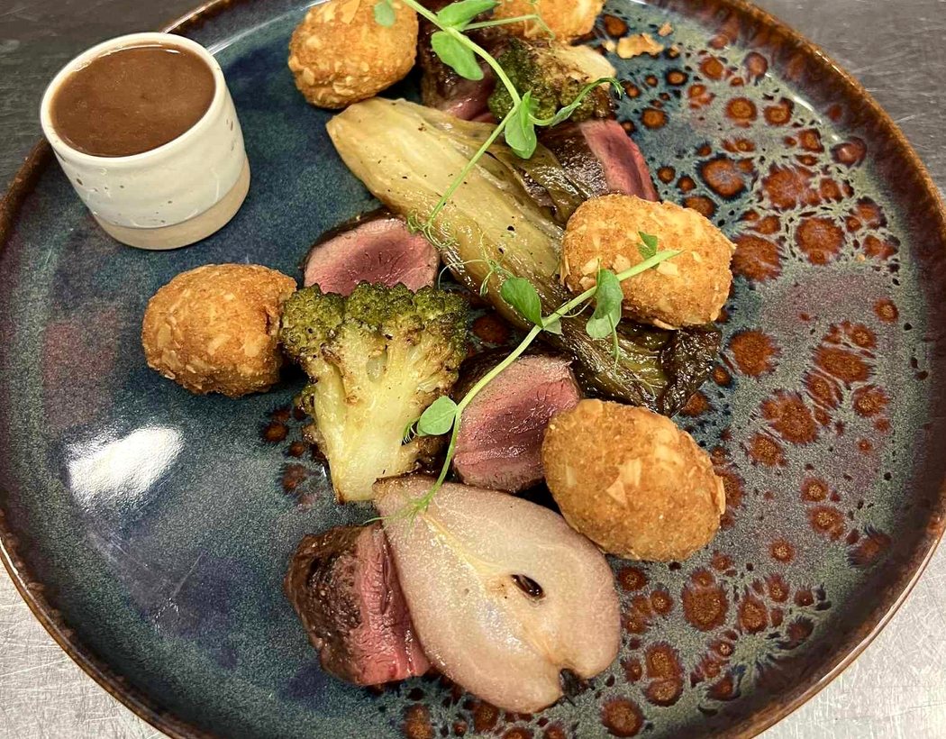 Hazenrug grand veneur met groenten en amandelkroketten